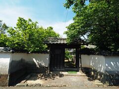 入口由緒書きに“旧野田家住宅”と記された江戸時代武家屋敷の面影を伝えている建物。
現在も住んでいる人がいるため敷地に入れないけど、開けられた門から長い通路奥にある建物を覗けた。