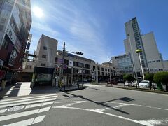 1時間22分で到着。
津市の中心駅、15時半ごろだが、駅前に人がいない。