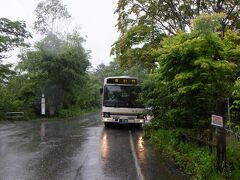 駒ケ根駅に到着。駅前のバス停より、「菅の台バスセンター」行き路線バスに乗車。このバスは、本来ならば中央アルプス・駒ヶ岳ロープウェイ山麓駅「しらび平駅」行きだが、当日の降雨量が多く降雨制限が出され、菅の台バスセンター折り返し運転となっていた。運賃３７０円現金支払い（交通系ICカード使用NG)、駒ヶ池バス停で下車。