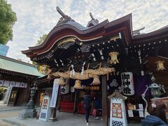 まずは、櫛田神社に行きます。
櫛田神社は、博多の総鎮守で、博多祇園山笠が奉納されています。