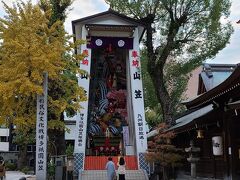 櫛田神社に奉納されている山笠。