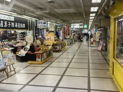 両津のフェリーターミナルはお土産屋さんがたくさん。