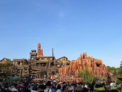 ビッグサンダーマウンテンは、４５分待ちくらいだったかな。

多くの人が並んでいます。本当に４５分なのか・・