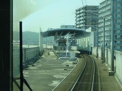 杜せきのした駅。
イオンモールが隣接していて、いつものように乗ってくる客が多い。