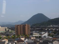 午後４時過ぎ～(四国)宇多津駅の手前で、讃岐富士が見えてきて・・