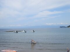 和賀江嶋　勧請僧の往阿弥陀仏が鎌倉の船の着岸の便をはかろうとして、三代執権北条泰時の協力を得て、1232年に伊豆石で築いた人口の島で、現存する日本最古の築港遺跡で、国指定史跡です。潮が引くと、姿を現す。石碑が建っている