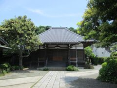 実相寺本堂　日蓮宗の一寺、創建は1284年。開基は風間信濃守信昭、開山は工藤祐経（曽我兄弟に討たれた仇）の孫日昭上人、本尊は一塔両尊四士です。工藤祐経の屋敷跡に法華堂を建てたのが始まりです。　山門を潜ると本堂と開山日昭上人の墓があります