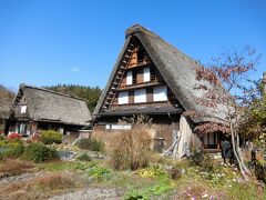 急こう配の茅葺き屋根の合掌造り