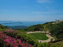 9：30過ぎにHOTELを出発して国道2号線からクネクネ山道を上っていくと、10：30前に“大平山山頂公園”駐車場に到着した。
海が見渡せる散策路に沿って進んでいくと、帽子を手で押さえていなければ飛ばされてしまうくらい強い風が吹いていて、標高が高いせいか肌寒い。