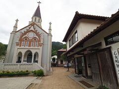 殿町通りの始まりに建つ“津和野カトリック教会”は1931年に建てられた教会で、敷地内にある乙女峠展示室と看板が出ている建物が開放されていた。
先程訪れた津和野町日本遺産センターのコンシェルジュから「ここ津和野は隠れキリシタンに強い弾圧行為をしていた場所でもある」という話を聞いたばかりだったので、先に見学することに。