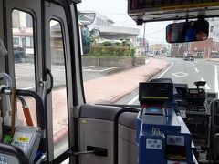 八代駅からバスに乗ります。複数路線がありちょっと分かり難いです。
降車バス停は八代宮前で、最初に来たバスが八代市役所前が終点(八代宮バス停の一つ手前）ですが乗車しました。
バスは6月になってから交通系ICカード使えるようになったそうです。
