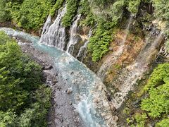 少し白金温泉の方へ走って、白髭の滝を見に行く。