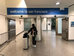 私にとっては久しぶりのサンフランシスコ。
イミグレを通過し「welcome to san francisco」!
空港から市内へは電車(BART)が安くて便利。
San franciscoで公共交通機関を利用するならClipperカードが必須、日本のICOCAやSuicaと同じように使える。
渡航前、前回行った際に買って残金も少し残っているClipperを取り出して残高確認しようとググっているとClipperがiPhoneのWalletに対応したとのこと。
早速2人のWalletに追加し私は以前のカードの残金を移行することもできました。
Apple Pay対応なのでチャージも簡単! 便利になりました。