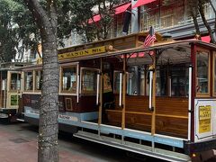 空港からBARTに乗ってPowell St.駅で下車、
Powell St.駅から地上に出るとケーブルカーの回転台、
奥さん思わず「サンフランシスコや～!」

