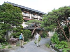 神水館に到着　駐車場から車で15分ほど、本日の宿泊旅館「八塩温泉神水館」に到着。日本秘湯を守る会の一宿です