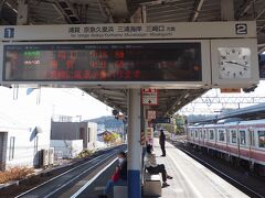 11月27日　日曜日
午前9時過ぎ。京急本線の堀ノ内駅。
列車接近メロディは渡辺真知子さんの「かもめが翔んだ日」
のはずですが、この時は聞き漏らしてしまいました。

もう40年以上も前、市内の坂道の途中にあるラーメン屋さんに立ち寄ったら、ちょうど「かもめが翔んだ日」が流れてきたことをふと思い出しました。
横須賀出身の渡辺真知子さんが港町横須賀を歌った作品。
「港の坂道　駆けおりる時」
の情景が目に浮かぶようです。
サビの切なくなるようなメロディ大好き。