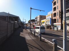 浦賀駅前からまっすぐに久里浜方面へ向かう県道208号線、この先すぐに210号線に名を変える。
左側が浦賀ドック跡地。