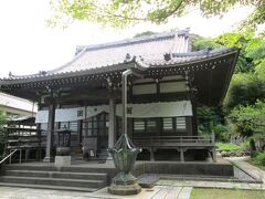 安国論寺本堂　日蓮宗の一寺、　1253年創建、　開山は日蓮、本尊は南無久遠実成本師釈迦牟尼仏です。山門を潜ると、手水舎、参道の先に庫裏、正面に本堂、右手に御小庵（その奥に御法窟、御法窟は岩屋で、日蓮上人がお住まいになった草庵跡です）、右手に熊王殿があります。本堂の脇の山道を登ると日朗上人荼毘所、鐘楼、その奥に南西窟があります