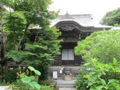 妙法寺本堂　日蓮宗の一寺、創建は1253年、開基は日蓮上人、中興開山は日叡上人（護良親王の子）、本尊は一塔両尊四師です。　右手の石段上に惣門。左参道をゆくと庫裏と本堂、本堂の右手には大覚殿と仁王門、仁王門内には阿形像と吽形像、その奥に苔の石段（通行禁止）がある。苔石段の左手に化粧窟（やぐら）、右手の石段上に法華堂がある。苔の石段でもって苔の寺と言われる所以か。更に石段を登ると御小庵跡、さらに山道を少し右手に登ると、護良親王の墓、左手に登ると、南の方（日叡上人の母）供養塔、日叡上人の墓がある