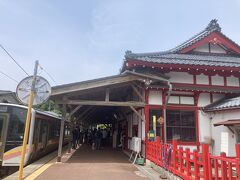 弥彦駅到着。
神社の最寄駅らしい色。