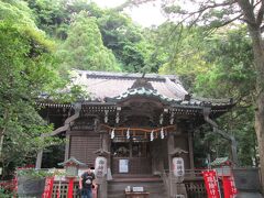 八雲神社拝殿　1081～1084年創建、新羅三郎義光が京都祇園社の祭神語牛頭天王を勧請したのが始まりで、ご祭神は須佐之男命、稲田姫命、八王子命です。一の鳥居と二の鳥居を潜ると、左手に新羅三郎義光（源八幡太郎義家の弟、武田家・佐竹家の祖）の手玉石、宝蔵殿（四基の神輿を収納）、正面に拝殿、その奥に本殿、拝殿左手に境内社（左から於岩稲荷、稲荷神社、諏訪神社）、境内社、拝殿右手石段の上に御嶽大神と三峰神社の境内社がある。社務所を通り北東に少し登ると、祇園山ハイキングコースの入口があるが、現在通行禁止になっている