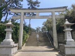 神社でお参り。