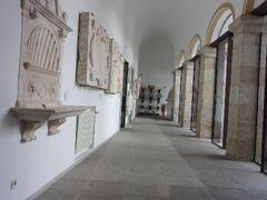 隣接している美術館に来ました。

こちらは、9時30分開館です、