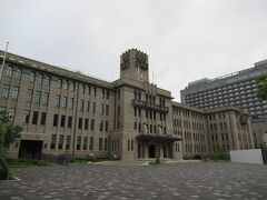 御池通りを東に進んでこちらは京都市役所の本館。