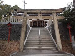 男山八幡宮　1345年赤松貞範が姫路城を築く際に京都の石清水八幡宮から分霊して祀りました。

1676年に当時の藩主、松平直矩によって社殿を修復。
1716年に榊原政邦が社殿を新築、この石鳥居はその時に寄進されたものです。