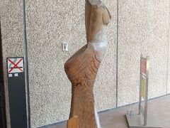 博物館の入り口には、ちょっと大きめの木製の縄文の女神が立っていました。
ものすごいプロポーションしています。
かなり誇張されていますな。