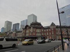 明治生命館を出た頃には雨がパラついていました。
お洒落な丸の内中通りを通り抜け、次に目指したのは東京駅！