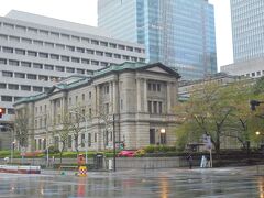 雨がどんどん本降りになってきて、地下で行けるところまで行きたい･･･けど東京駅界隈の地下の地理までわからなかったのでしぶしぶ地上を通って次の目的地へ。

日本銀行　ここも内部見学は予約制で可能ですが、土日祝はお休み。日曜は横浜に宿泊ですが月曜にまたこちらに戻ってこようかなとも考えましたが、