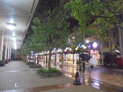 最終ミッションは月島でもんじゃを食べる。
地下鉄構内から地上に出ると雨は小降りですがかなり風がキツイ状態でした。

もんじゃストリートの入口近くに事務所があったのでそこで旅行支援の地域クーポンが利用できるお店を聞くと地図を出して教えてくれましたがなんと2店舗しかないそう！こんな観光地だから利用できる店ばっかりだと思ってたのに･･･