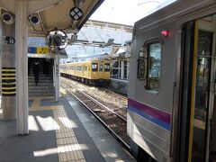 福山市へ向かって流れる芦田川沿いを進んで府中駅。
空いていた車内も気が付けば空席がほぼ埋まっていた。