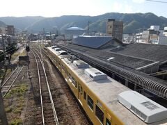 府中16:41>>福塩線福山行き>>福山17:27
ここから先は電化されていて本数もそこそこ多い。2両編成の105系は発車時のショックが大きい。電化区間は駅間隔が短く少しずつお客さんが増えてきた。