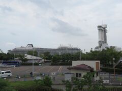 地下鉄名古屋港駅を降り立ち、歩道橋に上がると招商伊敦号の雄姿が見えました。
ガーデンふ頭にクルーズ船が着岸すると一挙に華やいだ雰囲気になります。