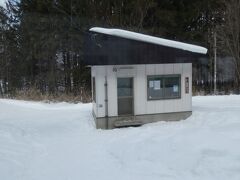 きっと、これが待合室。
ホームからの離れ具合からすると、昔は普通に駅の建物があったのかも知れません。