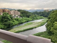 多摩川に架かる調布橋を渡ります。