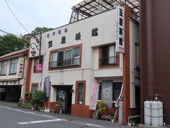 茨城県に入り常陸大子駅に到着。14分の停車時間があり、駅前にある玉屋旅館で予約しておいた「奥久慈しゃも弁当」を受け取ります。
