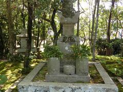 大内義隆郷供養塔。長門太寧寺にある墓を原寸大に複製したもの。