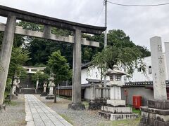 青梅駅からハイキングコースの入口まで少し歩きます。
途中で立派な神社の前を通り過ぎました。