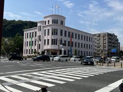 その南側には現在の県立博物館がありますが、
こちらは昭和２年のモダニズム建築。