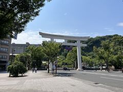 天文館を抜けて照国通りに出ると大きな白い鳥居が見えてきました。

照国神社です。