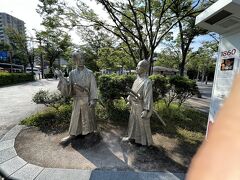 鹿児島市内には街角に「時標」という銅像が建てられています。１から７まであっ
中央公園には「時標６」の銅像が建てられています。

「伊地知　吉井　政変について語る」という題名がつけられていました。「政変」とは桜田門外の変とその後の幕藩体制の変化を指しています。