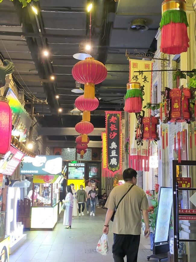 ぐるっと回ってみて何を食べるか考えよう