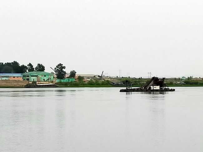 川の真ん中の道具はどっちの国所有なんだろうか・・・