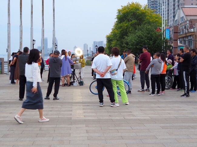 なにかの配信をしているみたいでたくさんの人が集まっていました