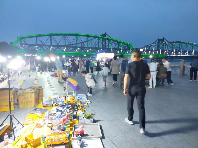 鴨緑江沿いを歩きましょう<br /><br />河沿いはいろいろなお店があります<br />