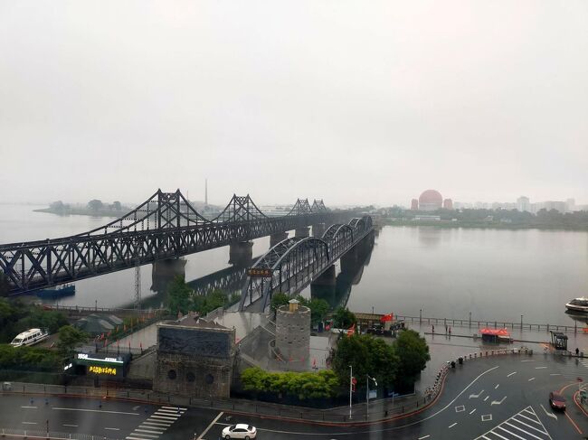 早！<br />カーテン開けると雨だった<br /><br />６時半ごろ外を見るともうすでに中国人観光客グループが集まっていた<br />そしてそれに合わせて露店も出ていた<br />いや、早すぎないか？？？？<br />中国人の朝は早い