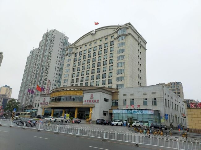 ホテルをチェックアウトして目の前のバス停に向かいます